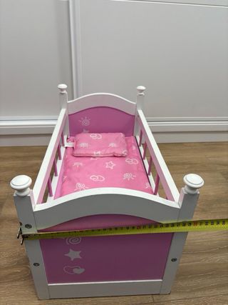 Armario y cuna infantil rosa