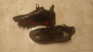 Botas de fútbol con tacos negras y rojas