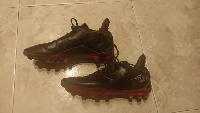 Botas de fútbol con tacos negras y rojas