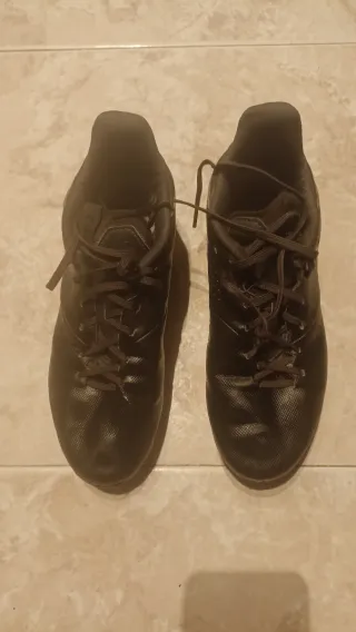 Botas de fútbol con tacos negras y rojas