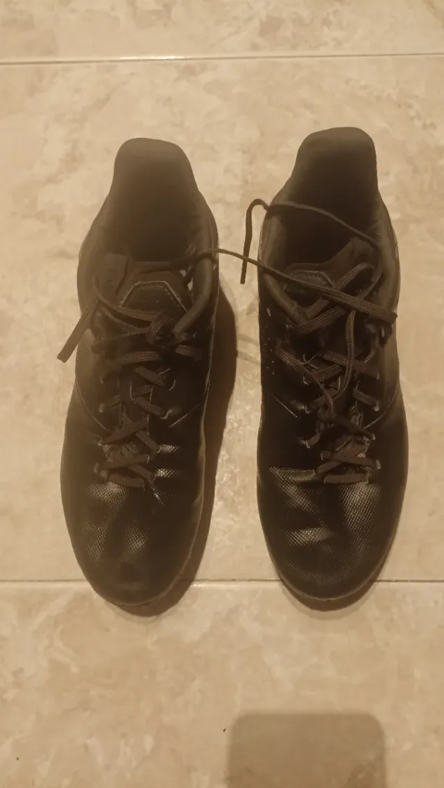 Botas de fútbol con tacos negras y rojas