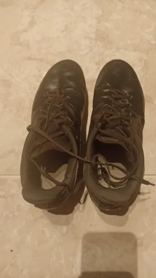 Botas de fútbol con tacos negras y rojas