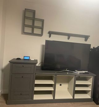 Mueble de salón para TV gris y blanco