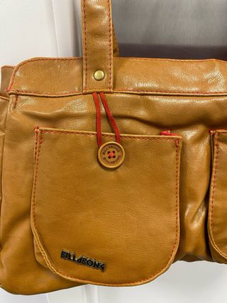 Bolso Billabong mostaza con detalles rojos