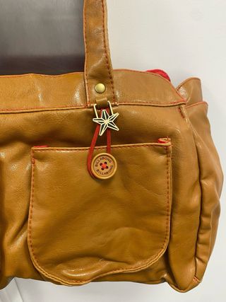 Bolso Billabong mostaza con detalles rojos