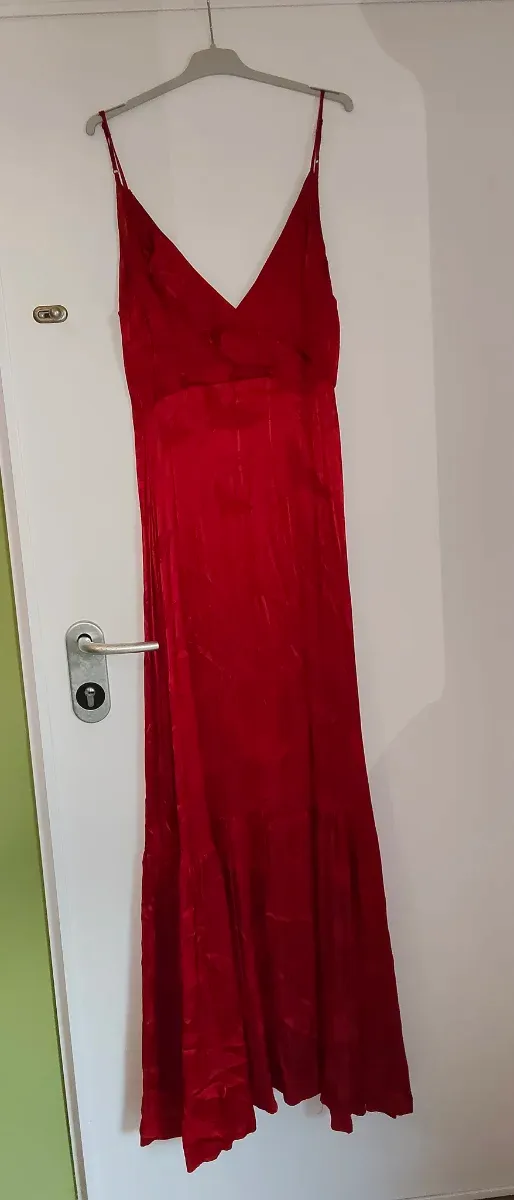Vestido de noche largo rojo satinado