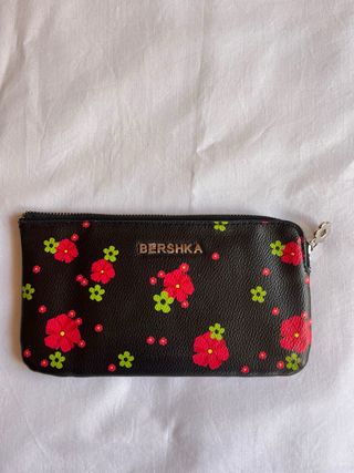 Cartera Bershka flores negras y rojas