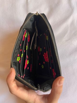 Cartera Bershka flores negras y rojas