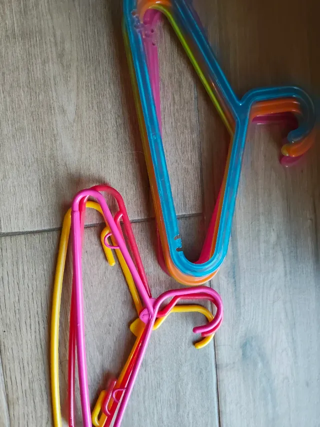 Lote de perchas de plástico de colores