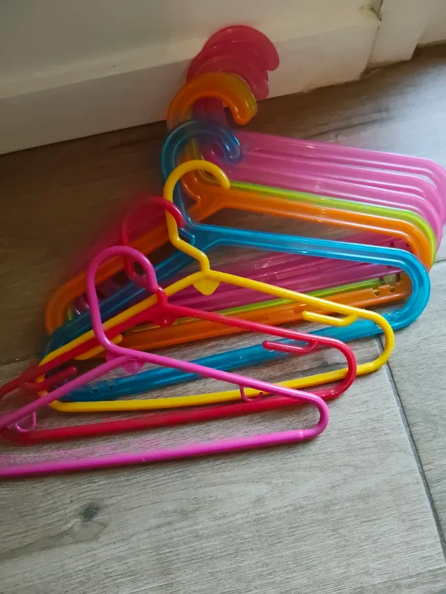 Lote de perchas de plástico de colores