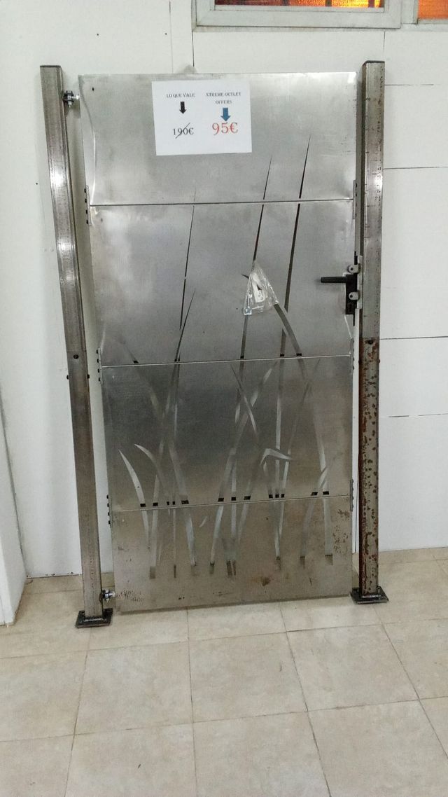 Puerta de jardín metálica con diseño