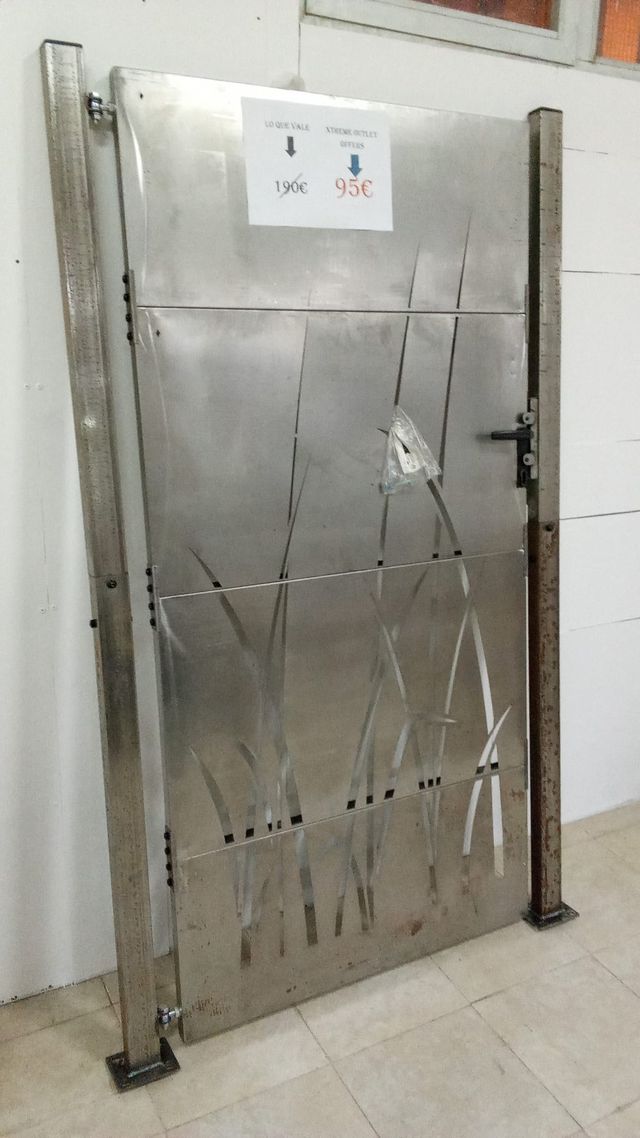 Puerta de jardín metálica con diseño