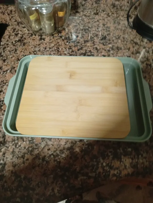 Tabla de cortar de madera con bandeja