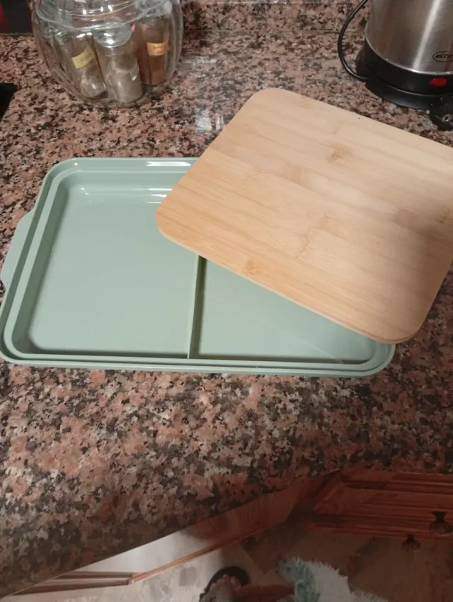 Tabla de cortar de madera con bandeja