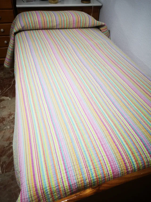 Colcha reversible de algodón con flores y rayas.