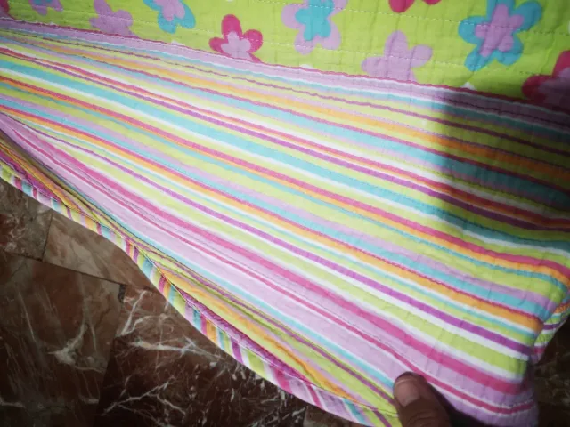 Colcha reversible de algodón con flores y rayas.