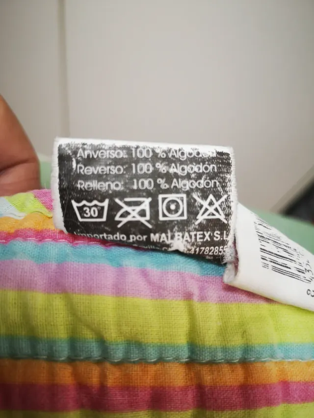 Colcha reversible de algodón con flores y rayas.