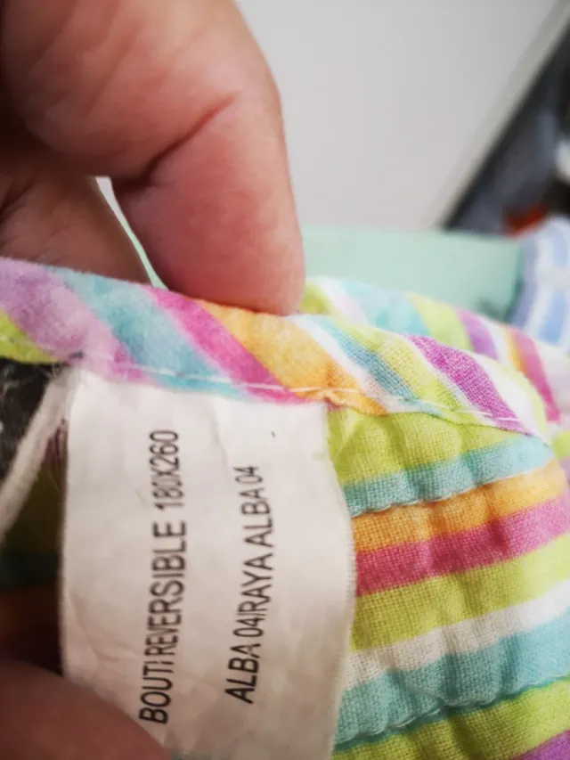 Colcha reversible de algodón con flores y rayas.