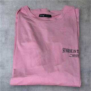 Camiseta oversize rosa con estampado japonés