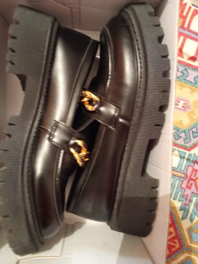 Zapatos negros vintage con cadena dorada