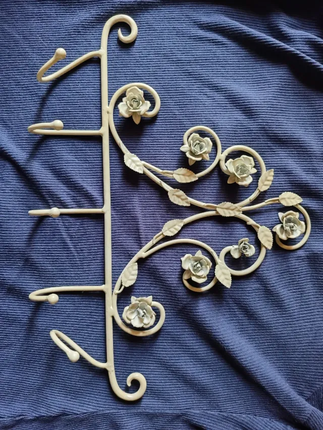 Appendioggetti in ferro battuto decorati