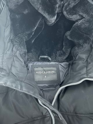 Abrigo Supply & Demand Negro