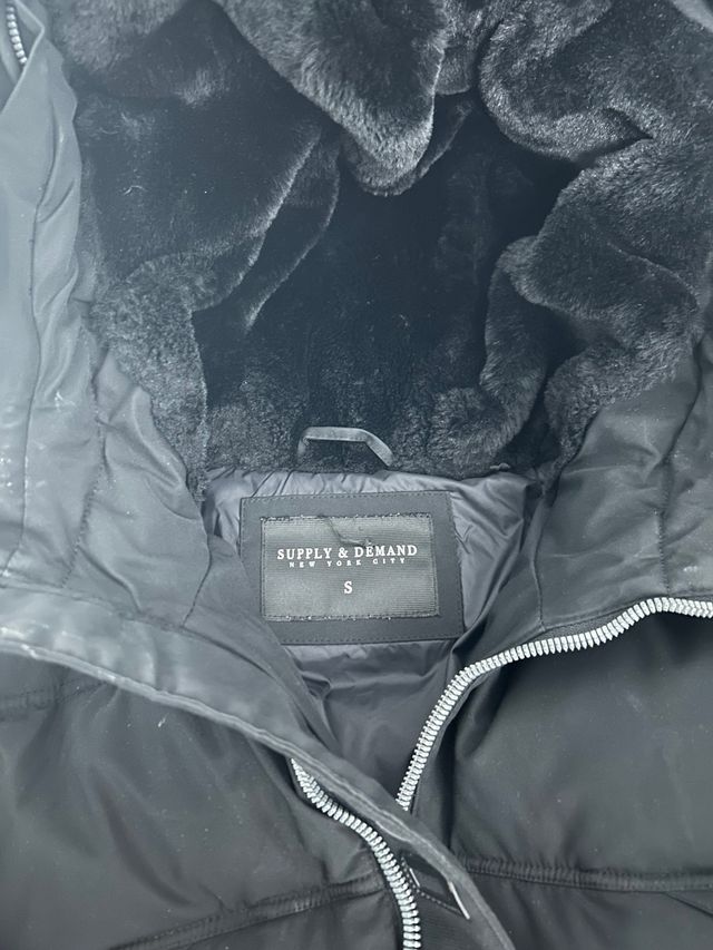 Abrigo Supply & Demand Negro