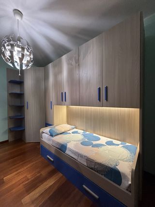 Armadio a ponte angolare, letto singolo e cabina