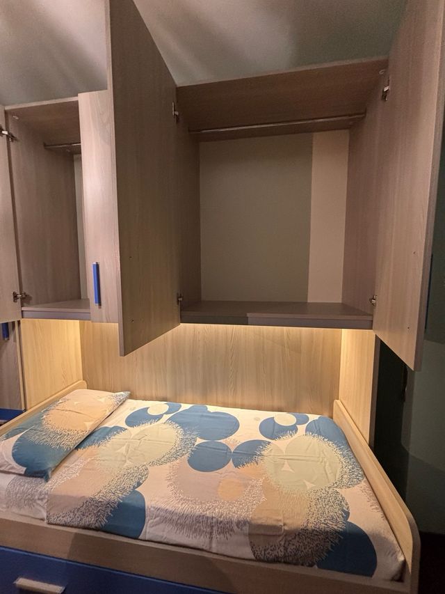 Armadio a ponte angolare, letto singolo e cabina