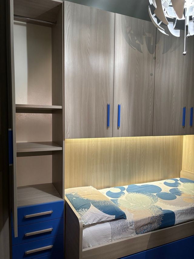 Armadio a ponte angolare, letto singolo e cabina