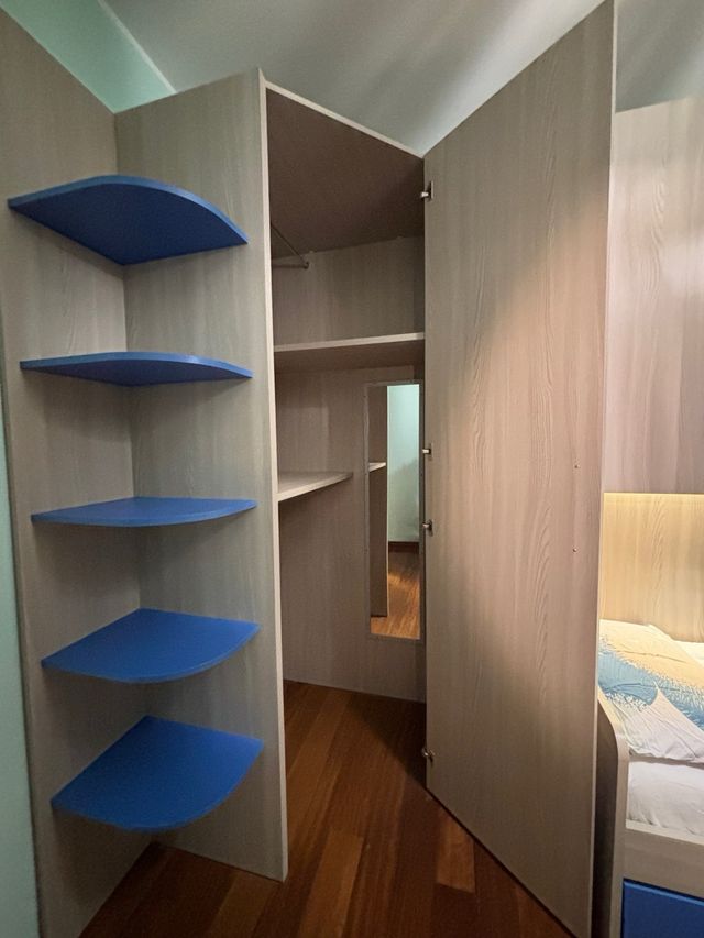 Armadio a ponte angolare, letto singolo e cabina