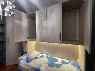 Armadio a ponte angolare, letto singolo e cabina