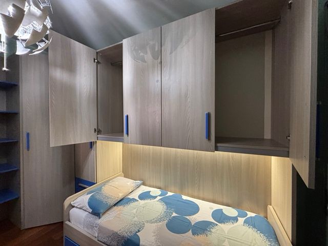 Armadio a ponte angolare, letto singolo e cabina