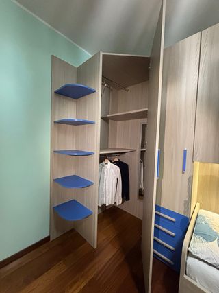 Armadio a ponte angolare, letto singolo e cabina