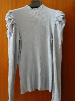 Maglietta celeste a costine con maniche a sbuffo