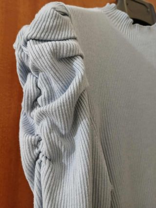 Maglietta celeste a costine con maniche a sbuffo