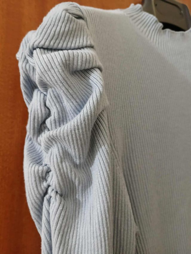 Maglietta celeste a costine con maniche a sbuffo