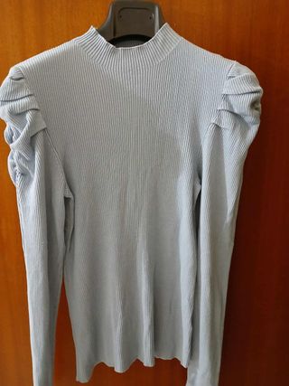 Maglietta celeste a costine con maniche a sbuffo