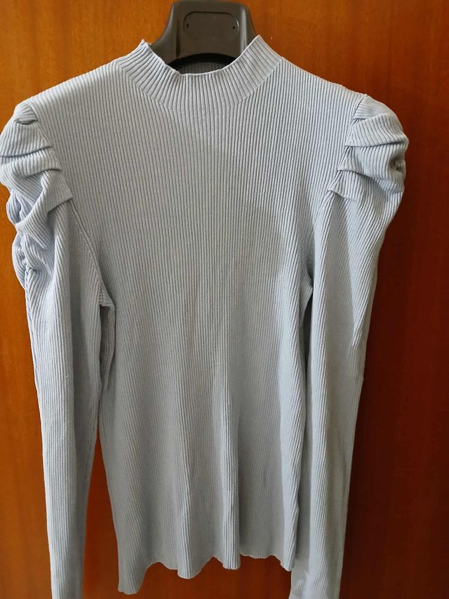 Maglietta celeste a costine con maniche a sbuffo