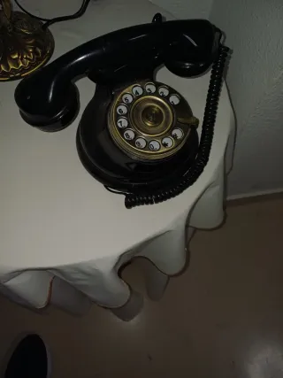 Teléfono antiguo negro