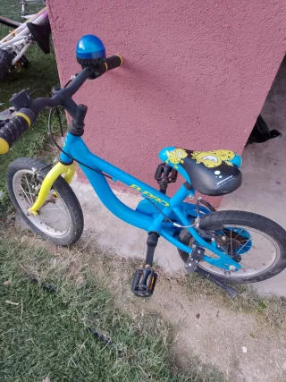 Bicicleta infantil azul y amarilla