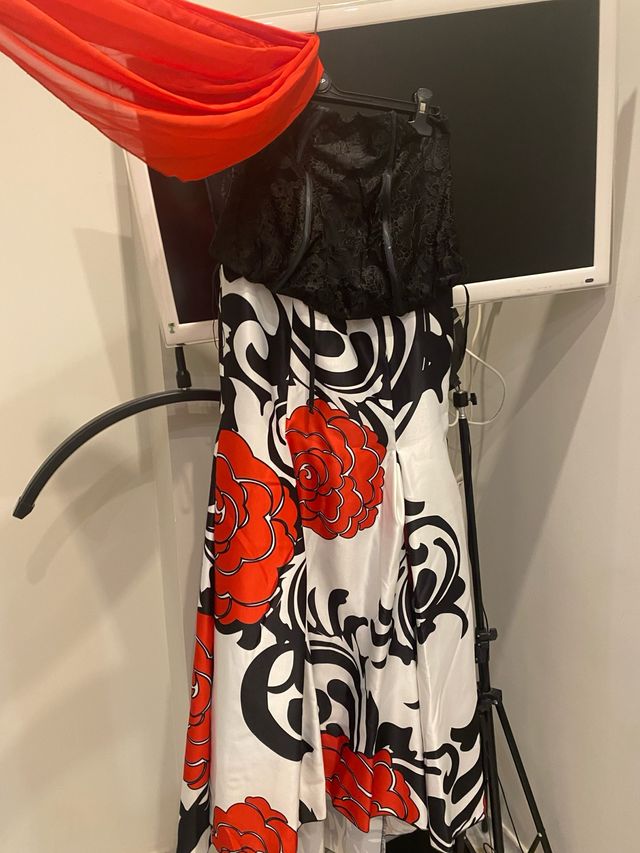 Gonnellone, corsetto e stola floreale