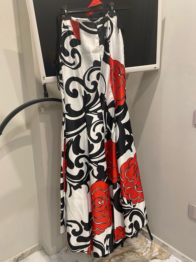 Gonnellone, corsetto e stola floreale