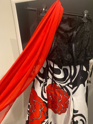 Gonnellone, corsetto e stola floreale