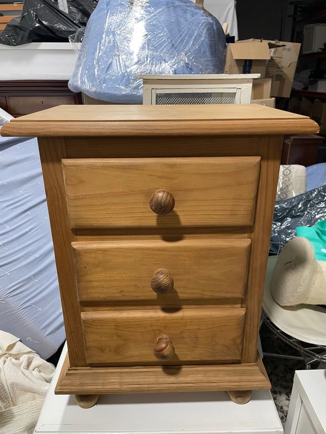 Mesita de noche de madera