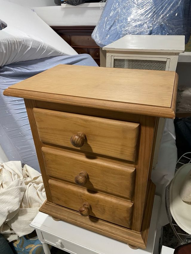 Mesita de noche de madera