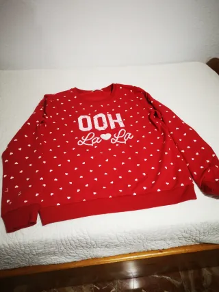 Sudadera roja con corazones blancos