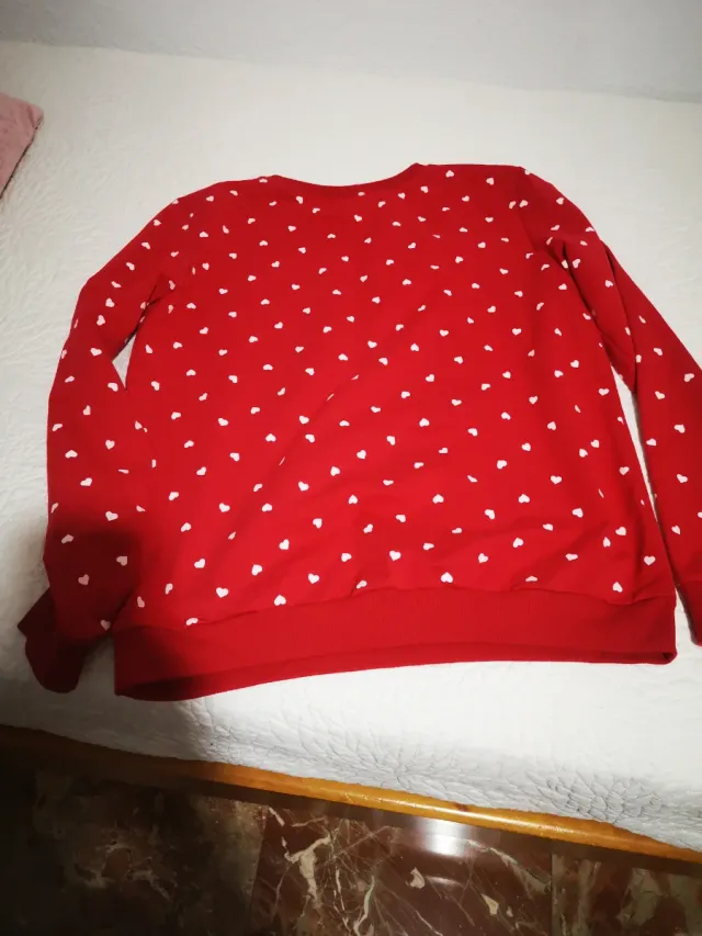 Sudadera roja con corazones blancos