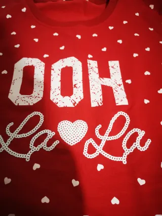 Sudadera roja con corazones blancos