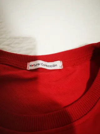 Sudadera roja con corazones blancos